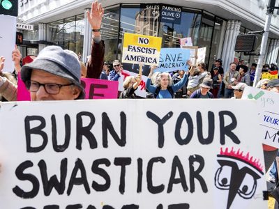 Cientos de personas protestan contra Elon Musk en salas de exhibición de Tesla de todo el mundo