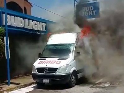 Pistoleros queman tres camiones de Bimbo y rafaguean sus instalaciones en Ciudad Victoria (Video)