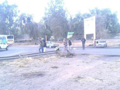Desocupados de la UOCRA bloquean la Ruta Provincial 7
