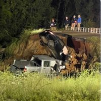Siguen las consecuencias del huracán Ida en Estados Unidos: una ruta colapsó y varios autos cayeron
