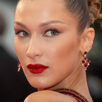 Bella Hadid publicó un extraño videoclip hecho con montajes de películas
