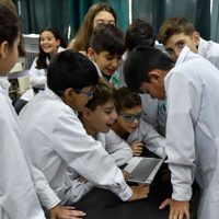 Atención estudiantes: ¿quiénes recibirán las nuevas netbooks del Gobierno?