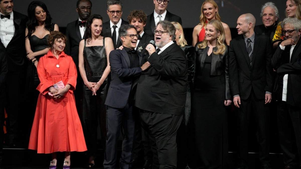 Gael y Del Toro en el momento de su palomazo en la ceremonia por el 75 aniversario del Festival de Cannes