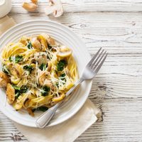 Pasta con champiñones, cebolla y ajo asado: una bomba de sabor que vas a querer degustar re calentita en la cena