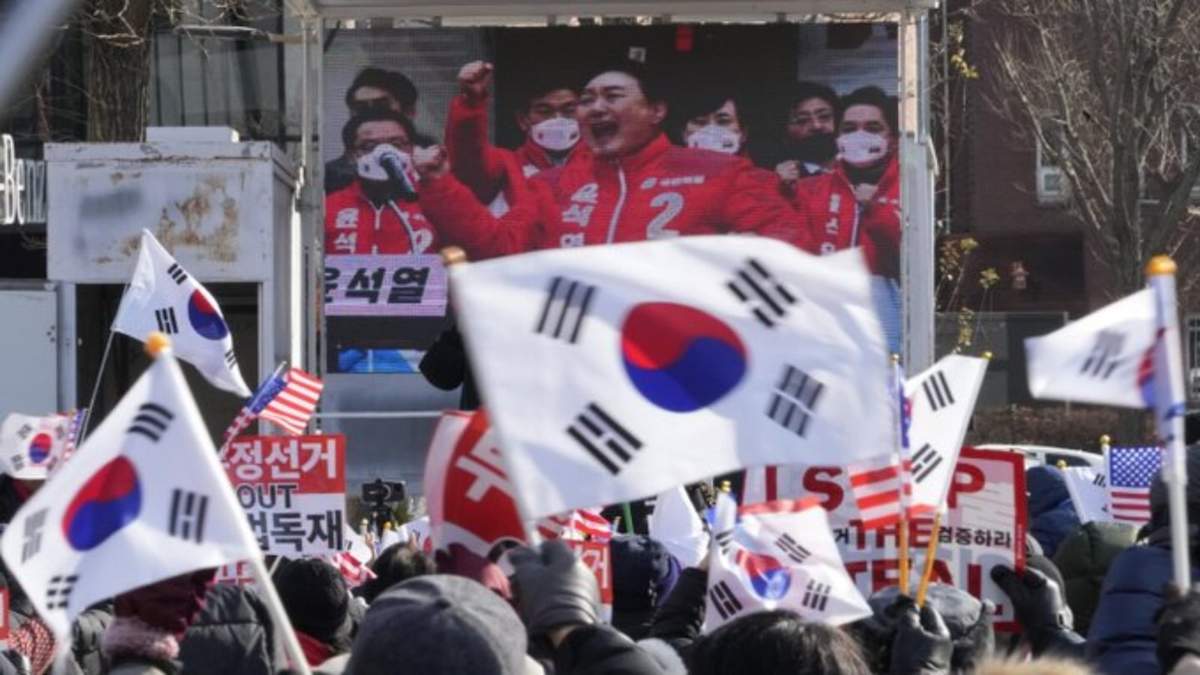 Una pantalla de televisión muestra una imagen de archivo del presidente de Corea del Sur, Yoon Suk Yeol, durante una marcha de partidarios del impugnado presidente para oponerse a su destitución cerca de la residencia presidencial en Seúl, Corea del Sur
