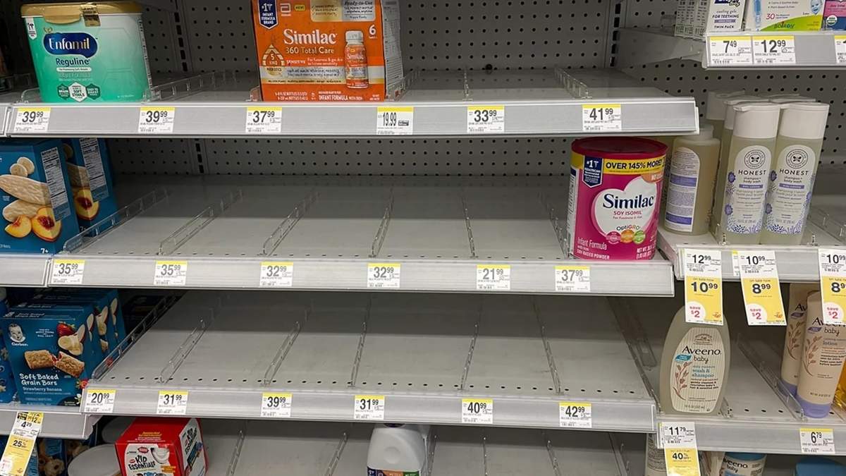 Estantes semi vacíos en un supermercado