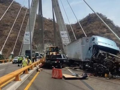 Tráiler que iba en sentido contrario chocó contra retén y mató a tres agentes en la Durango-Mazatlán