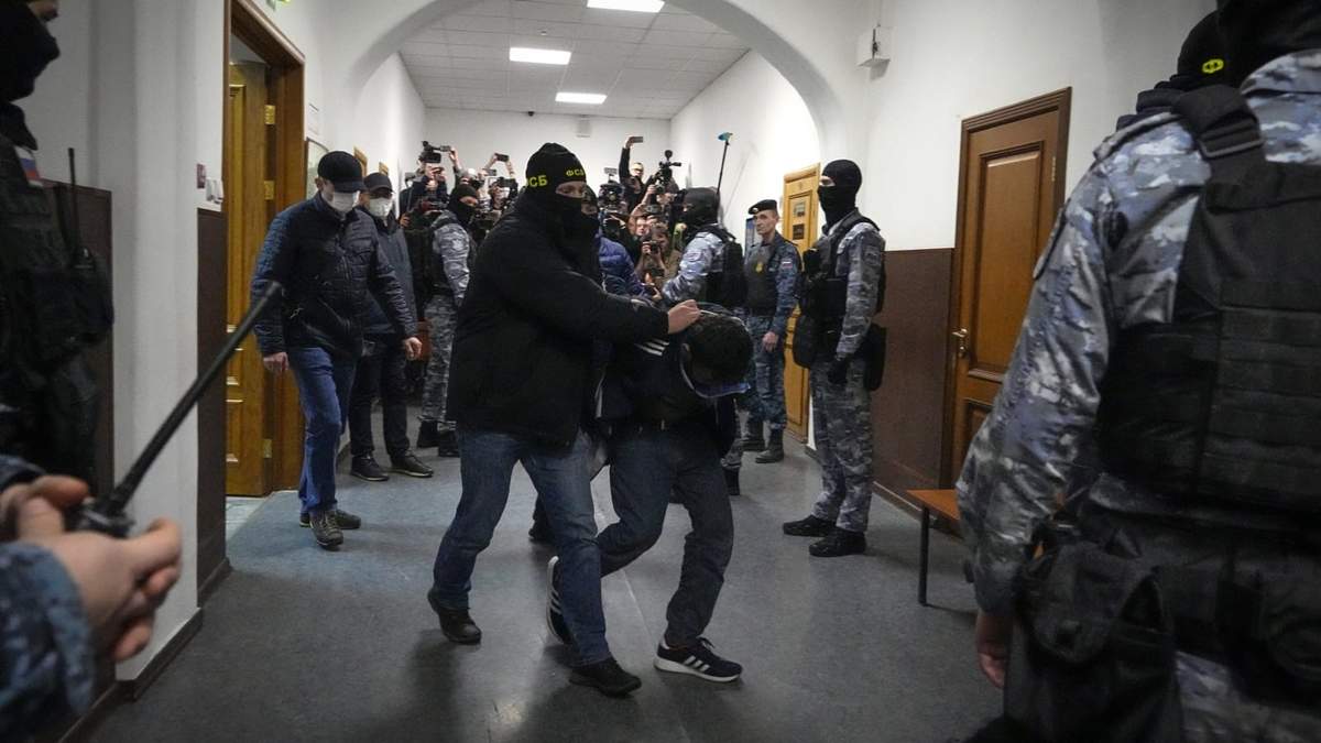 Un sospechoso de participar en el mortal ataque a una sala de conciertos en Moscú es escoltado por agentes de policía en el tribunal de Basmanny