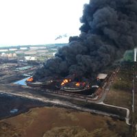 Explota una petrolera en Indonesia y provoca un voraz incendio, hay evacuaciones masivas