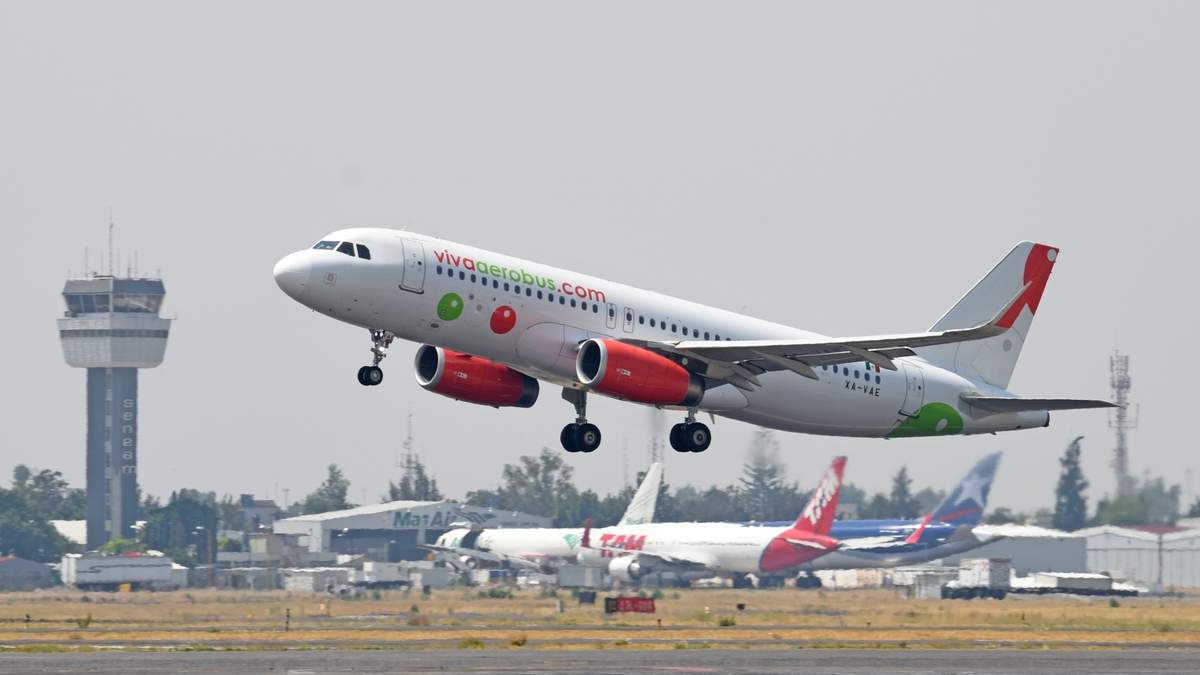 Un avión de Viva Aerobus en el AICM