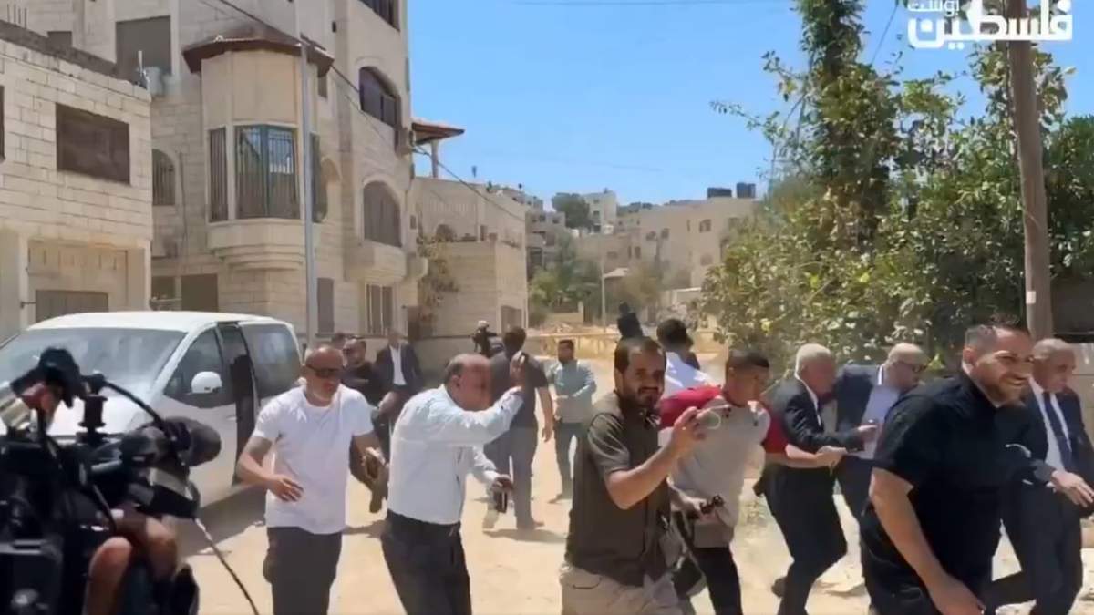 Diplomáticos se resguardan al escuchar los disparos de "advertencia" del Ejército israelí