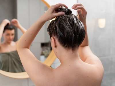 Si tu cabello está "chicloso" y se corta muy fácilmente, esta mezcla mágica de 2 ingredientes le devolverá la fuerza y el brillo