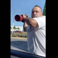 Chofer enfurece contra un conductor que le pidió no tirar basura en la calle (Video)