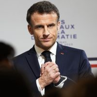Macron: la reforma de las pensiones debe aplicarse este año