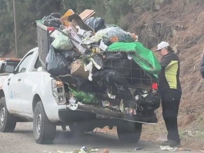 Rocas cayeron sobre una camioneta municipal en la Ruta 40 y los trabajadores se salvaron de milagro