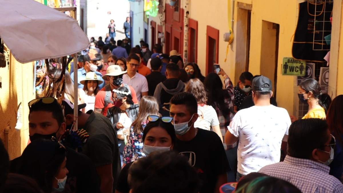 Cientos de personas se congregaron en el "Callejón del Beso" en la capital de Guanajuato