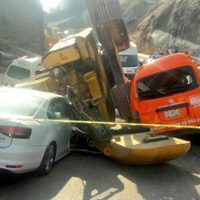 Cae excavadora y aplasta a cinco vehículos en Interlomas; dos muertos y seis heridos (Video)