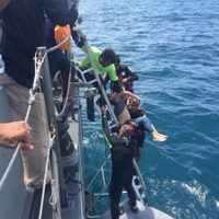Reportan 21 muertos y 35 desaparecidos al naufragar barco con turistas en Tailandia