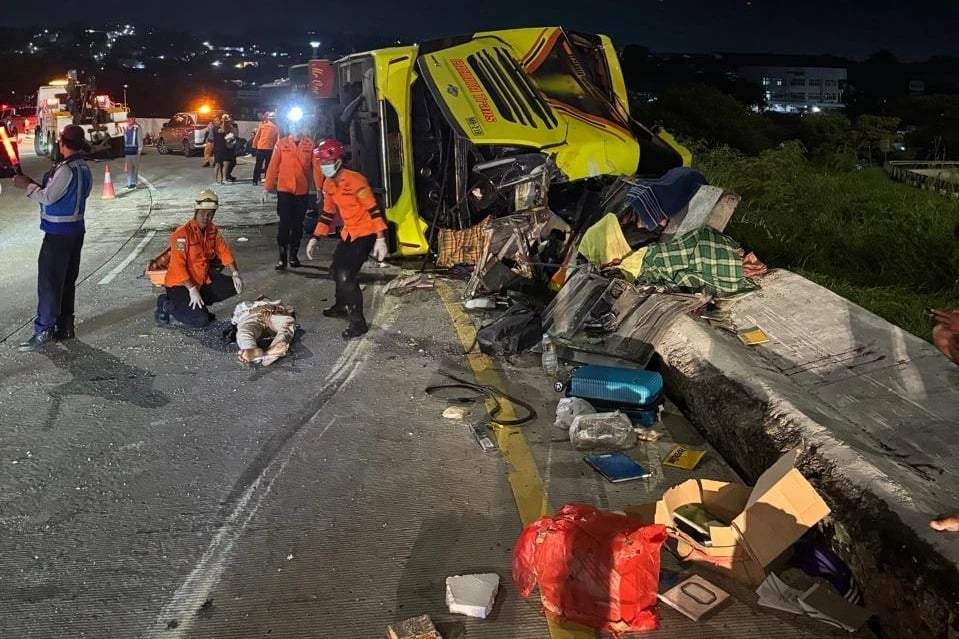 Accidente de autobús de pasajeros en Indonesia deja al menos a 16 personas muertas