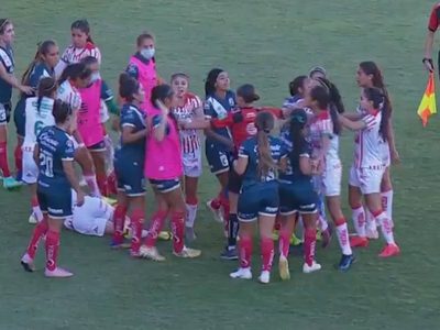 Trifulca de jugadoras de Necaxa y Puebla en partido de la Liga Mx Femenil (Video)