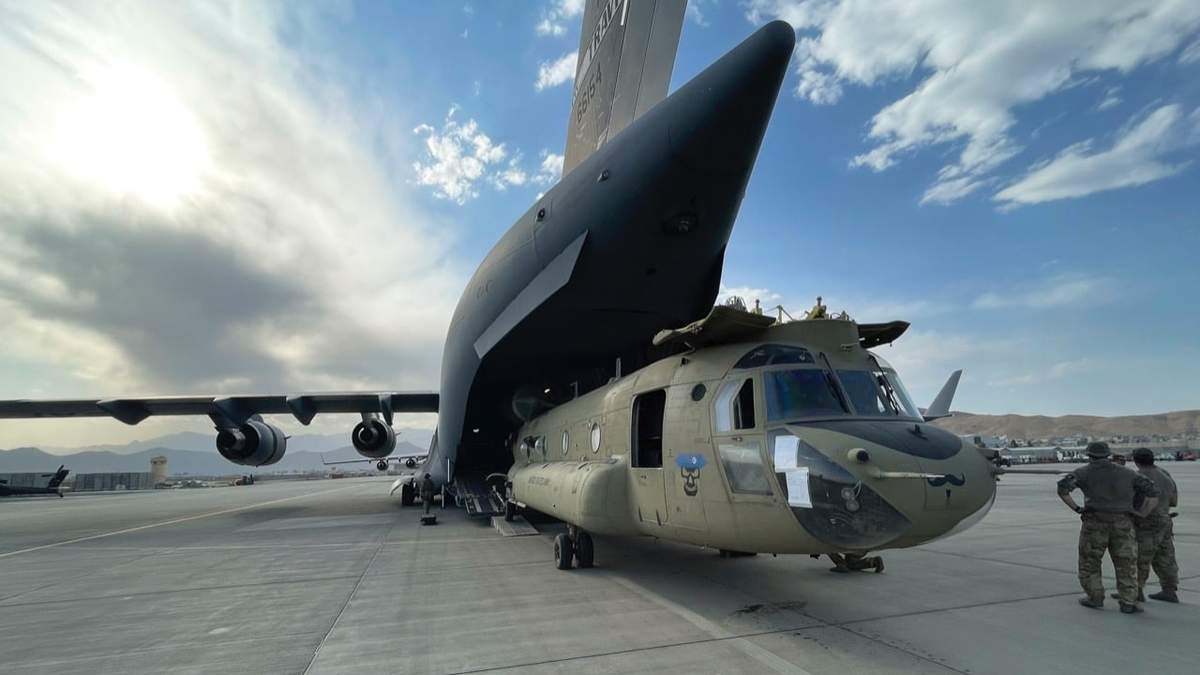 Aviones estadunidenses partiendo de Kabul