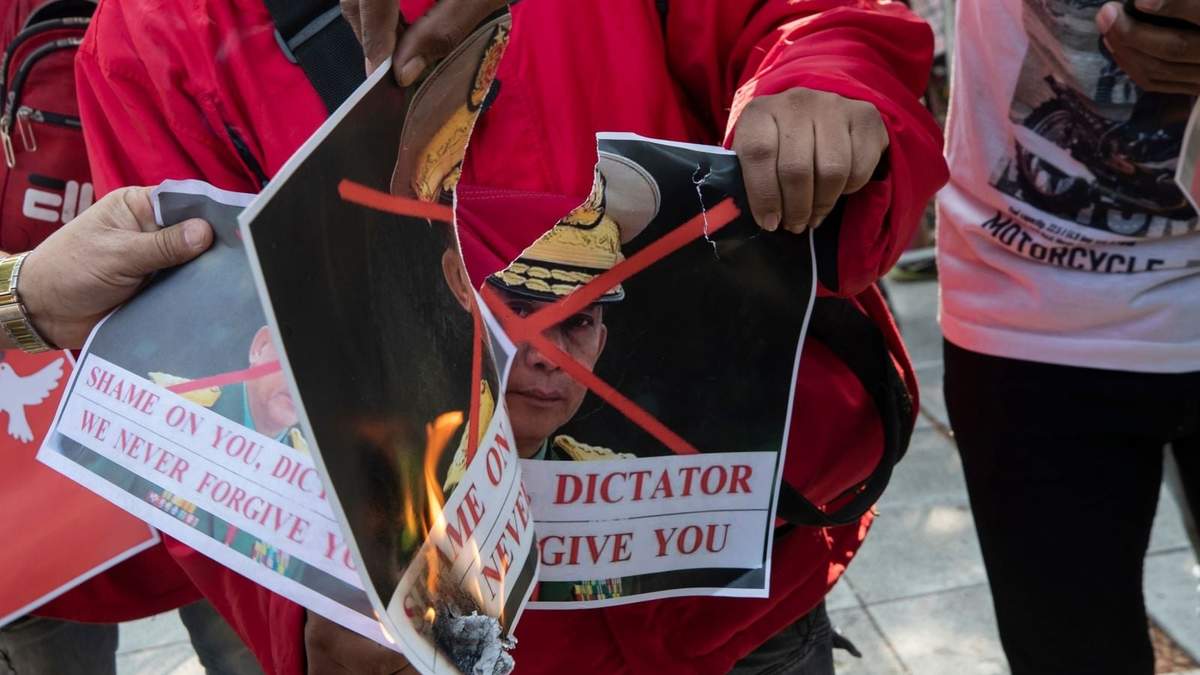 Ciudadanos Birmania que viven en Tailandia protestaron contra el líder militar Min Aung Hlaing