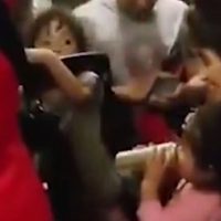 Le dio cerveza a su bebé en un tren y Capital Humano la denunció