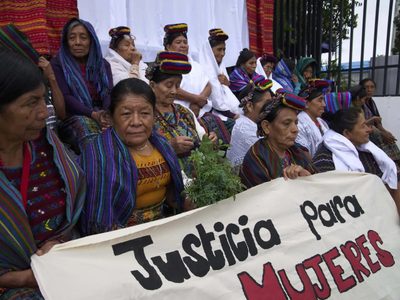 Condenan a 40 años de prisión a tres exparamilitares en Guatemala por crímenes de guerra y violación