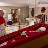 El Vaticano muestra las primeras imágenes del cuerpo del Papa Francisco; el funeral será el sábado