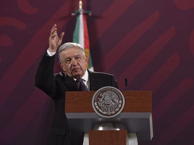 AMLO arremete de nuevo contra comentaristas de Televisa y pide equilibrio