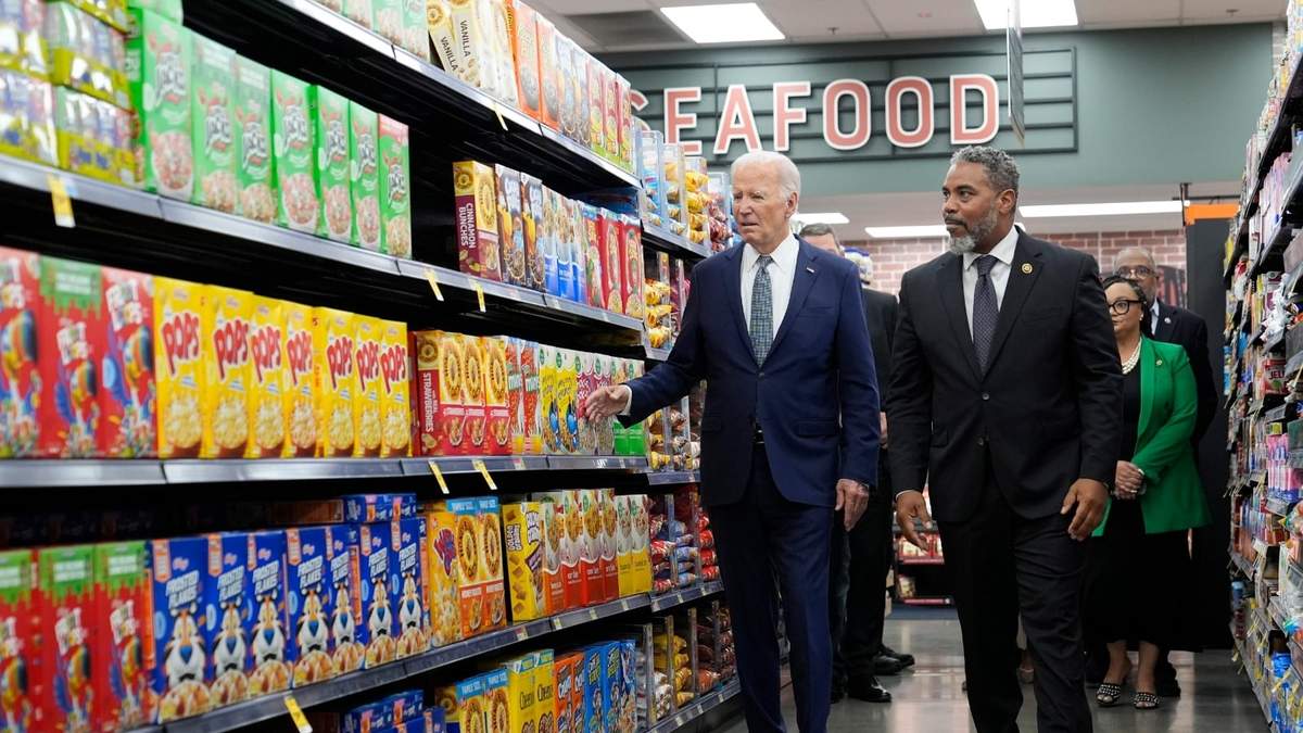 Biden camina por un pasillo mientras visita Mario's Westside Market en Las Vegas este martes