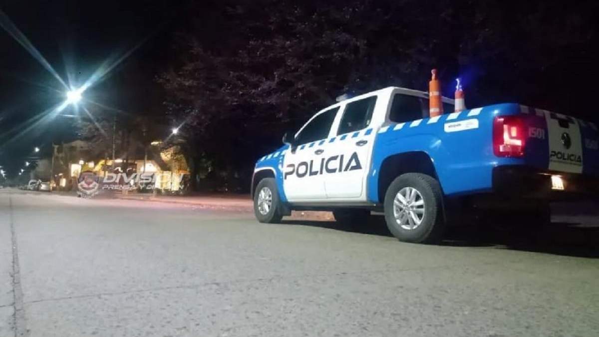 Policía de Neuquén presente en los hechos registrados en Plaza Huincul. Fuente: (Policía)