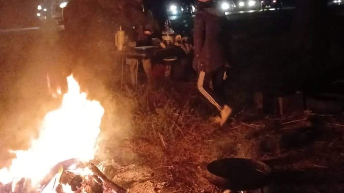 Vecinos de San Patricio del Chañar intentaron cortar la Ruta 7. Fuente: (Chañar Digital)