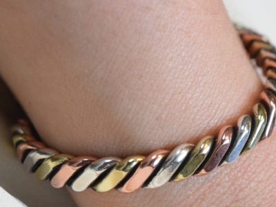 Si tenés pulseras viejas u oxidadas, no las tires: mirá cómo decorarlas, tan hermosas como las que venden en Temu o Shein