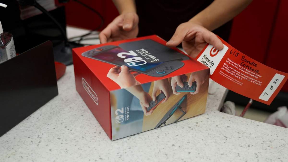Un cliente recibe la nueva consola para videojuegos Nintendo Switch 2 en una tienda de Target en Chicago.