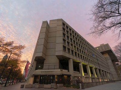 Agentes del FBI interponen demanda para detener identificación de empleados que investigaron a Trump