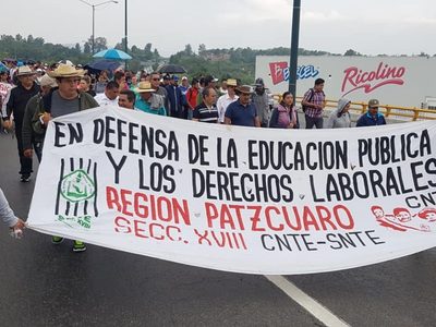 La CNTE toma casetas y da paso libre a automovilistas en Michoacán