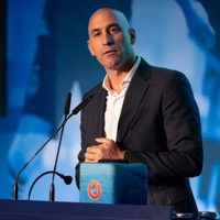 FIFA suspende tres años a Luis Rubiales por el beso a Jenni Hermoso