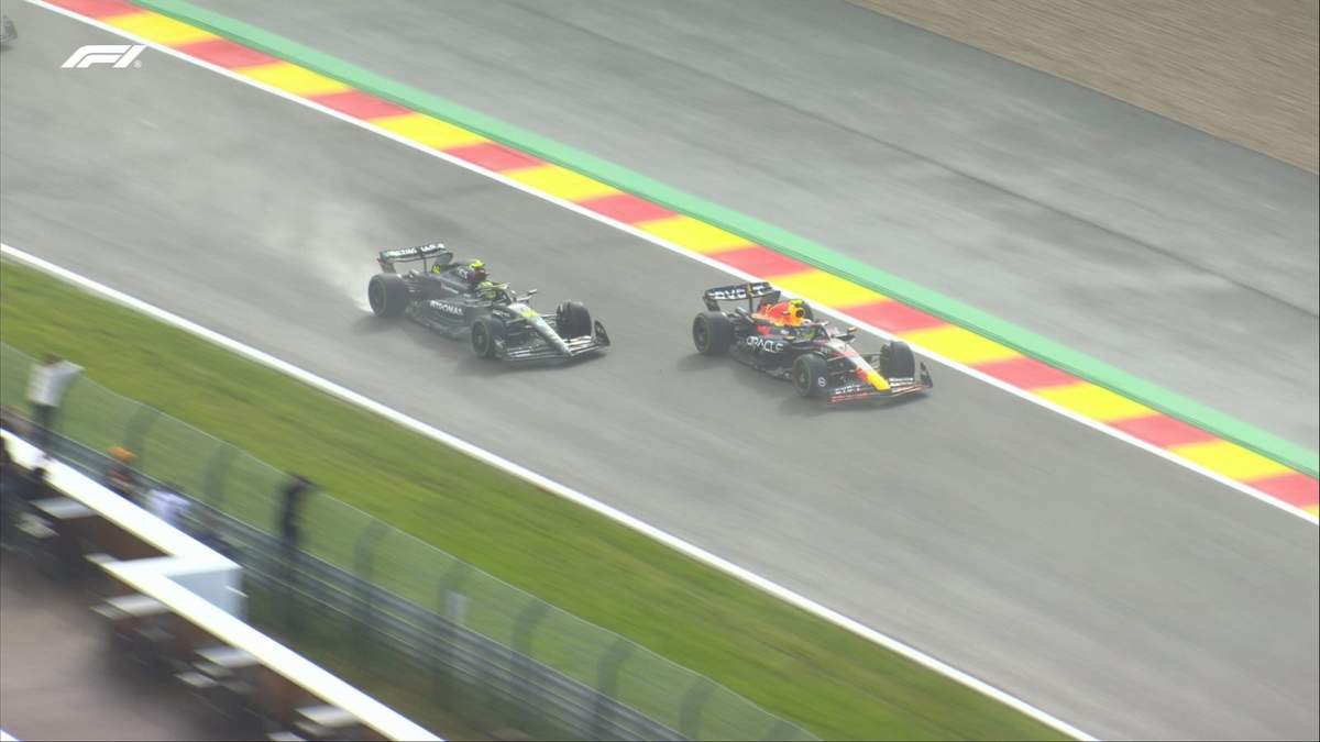 Los autos de Lewis Hamilton y "Checo" Pérez tras el choque
