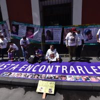 Familias de desaparecidos cierran simbólicamente la Ceavi; denuncian omisiones y negligencia