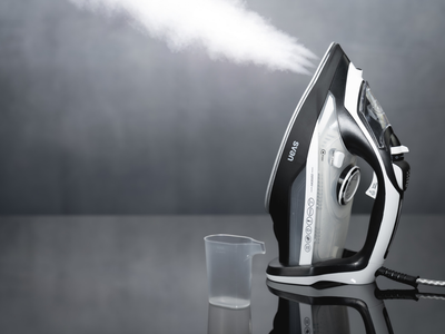 Con solo 2 ingredientes, el increíble truco para limpiar tu plancha de vapor y que no te manche la ropa