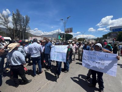 Pobladores retienen a funcionarios de San Luis Acatlán; exigen controlar el presupuesto