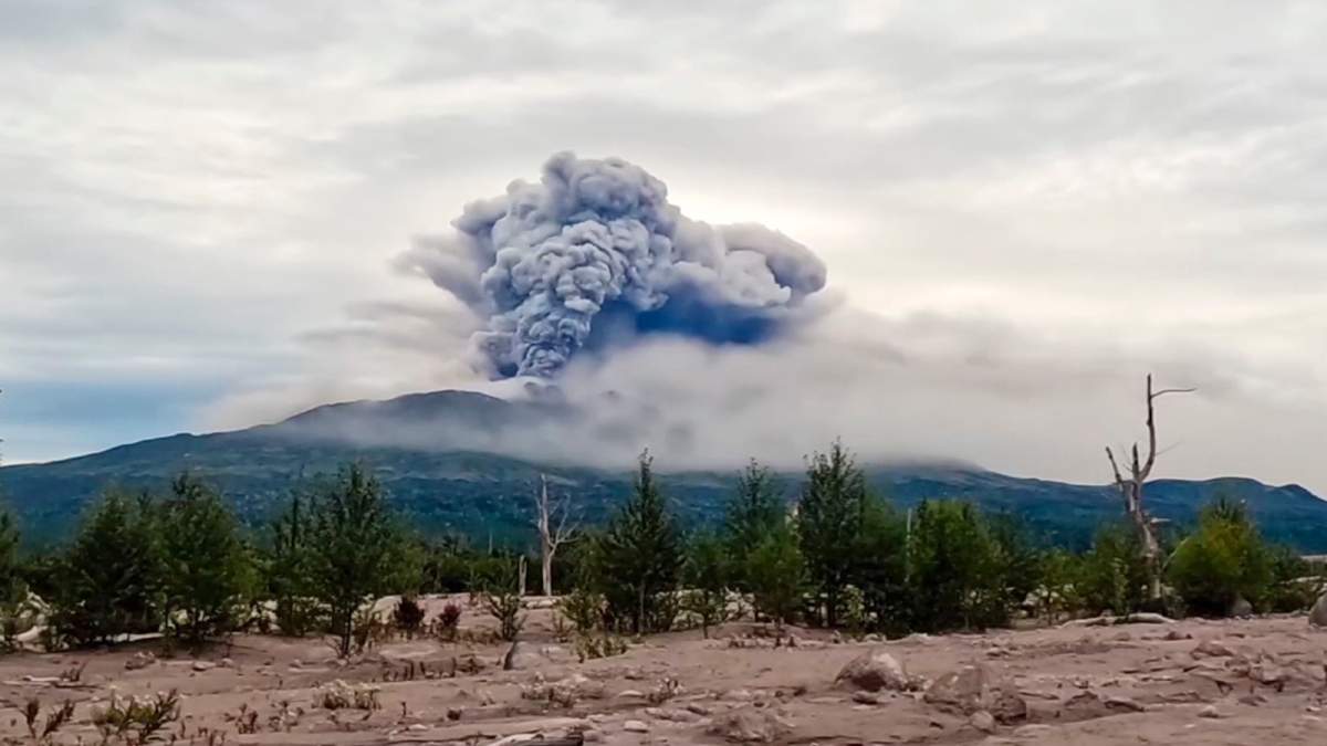Una columna de humo emerge del volcán Shiveluch, en la Península de Kamchatka