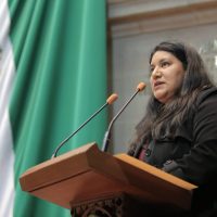 Acusan a diputados morenistas por aumentar refrendo de placas en Edomex
