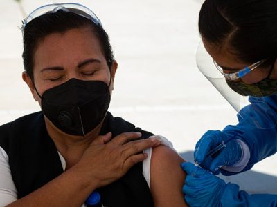 Organizaciones urgen vacunar a todos los médicos de organismos públicos y privados
