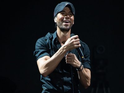 Con mucha felicidad: Enrique Iglesias celebra el verano con un nuevo récord de reproducciones