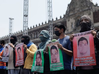 AMLO acepta recibir a los padres de los 43; levantan plantón de Palacio Nacional
