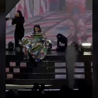 Laura Pausini sufre aparatosa caída en su concierto (Video)