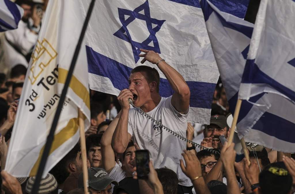 Israelíes gritan consignas y ondean banderas nacionales durante una marcha para conmemorar el Día de Jerusalén, en conmemoración de la toma de esa ciudad durante la Guerra de los seis días en 1967