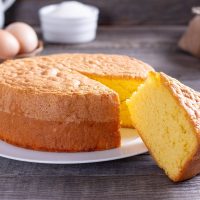 La receta de la abuela para el mejor bizcochuelo, ideal para los cumpleaños: alto y bien esponjoso